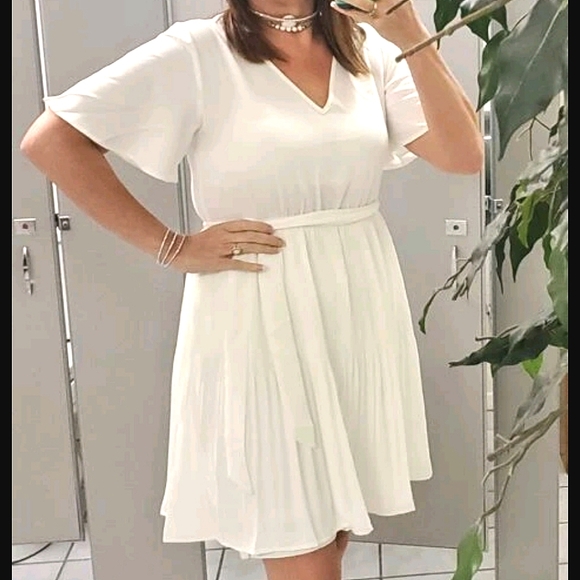 Boutique Dresses & Skirts - White midi pleated casual summer dress short sleeves V neck belted